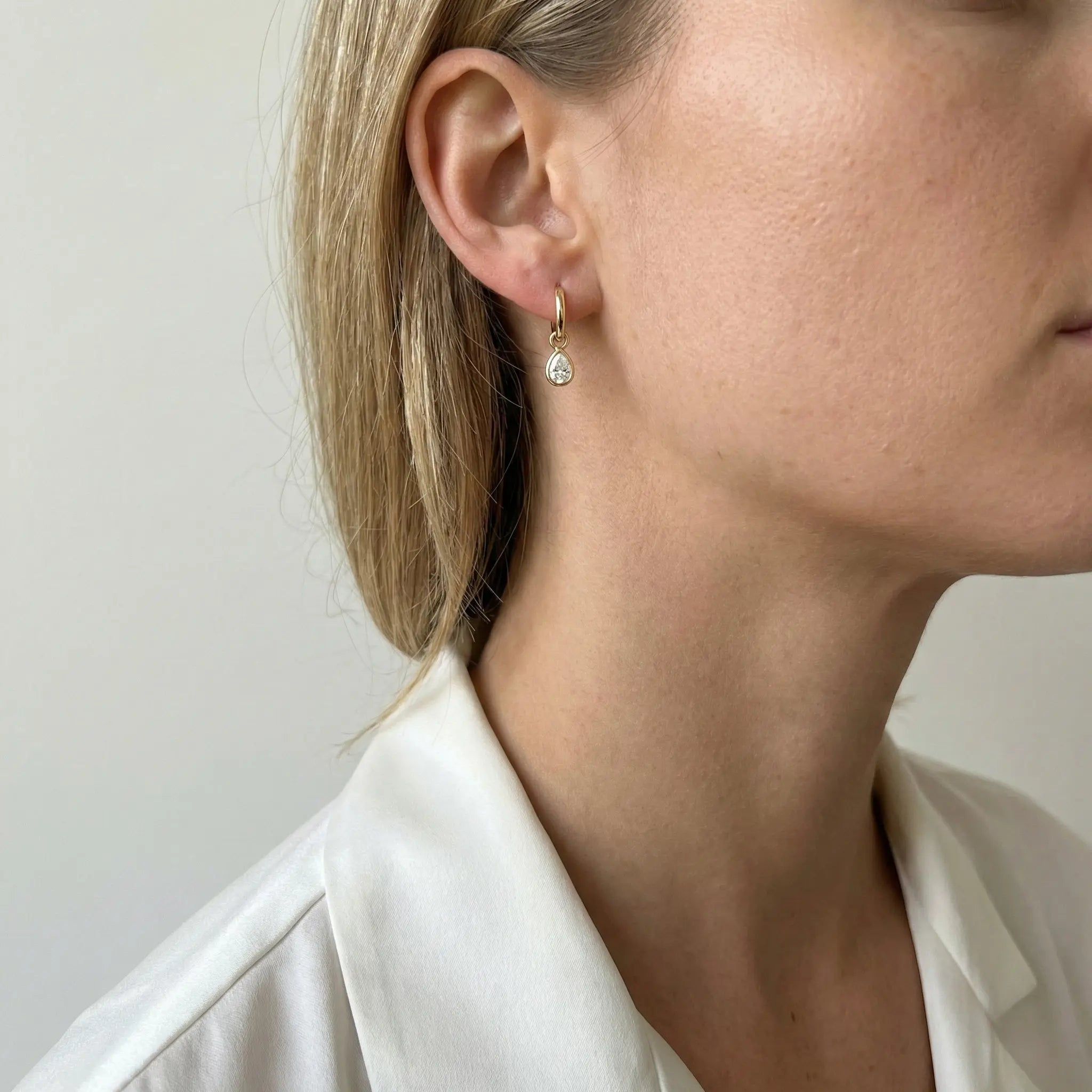 Lunara Drop – 375 Echtgold Creolen mit tropfenförmigem Zirkonia Anhänger - Suzan Gold
