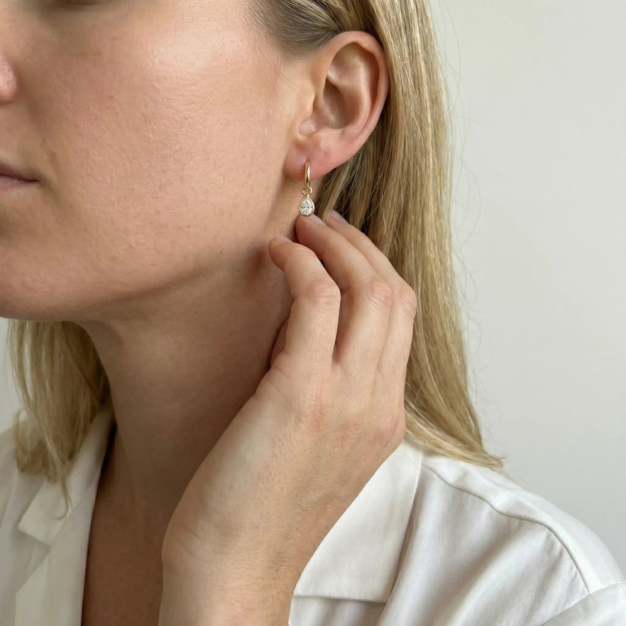 Lunara Drop – 375 Echtgold Creolen mit tropfenförmigem Zirkonia Anhänger - Suzan Gold