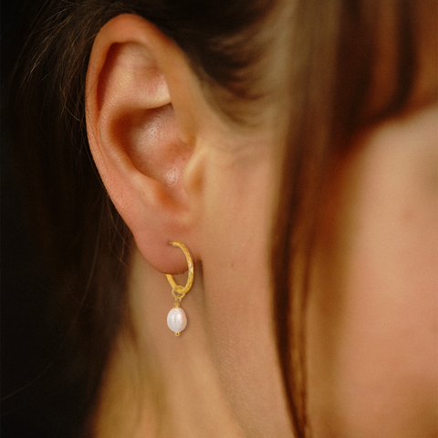 Pearldrop Elegance – 925 Silber-Creolen mit Süßwasserperlen