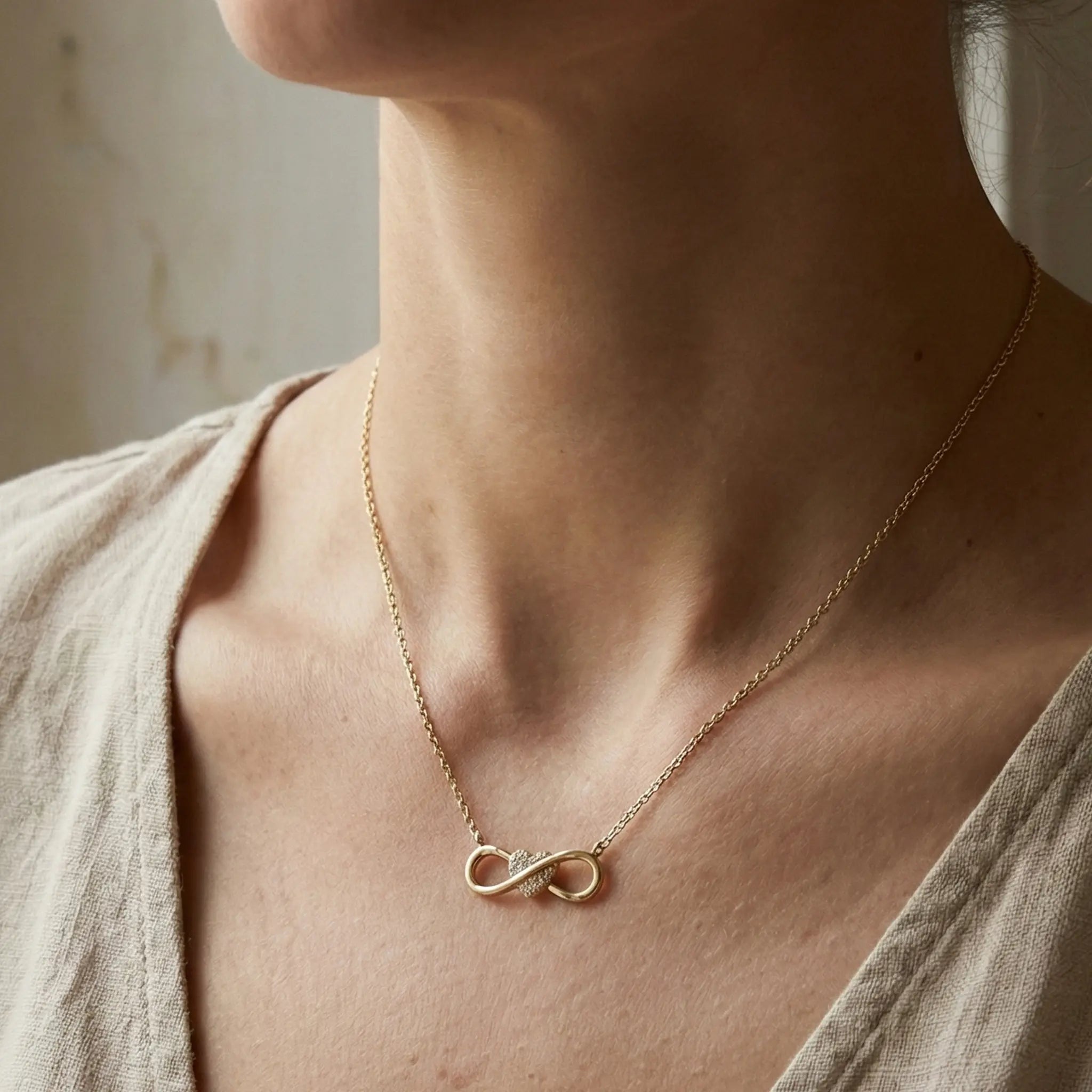 Infinity Amour – 375 Echtgold Kette mit Unendlichkeits - Herz und Zirkonia - Suzan GoldHalskette