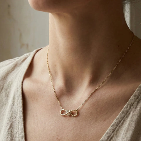 Infinity Amour – 375 Echtgold Kette mit Unendlichkeits - Herz und Zirkonia - Suzan GoldHalskette