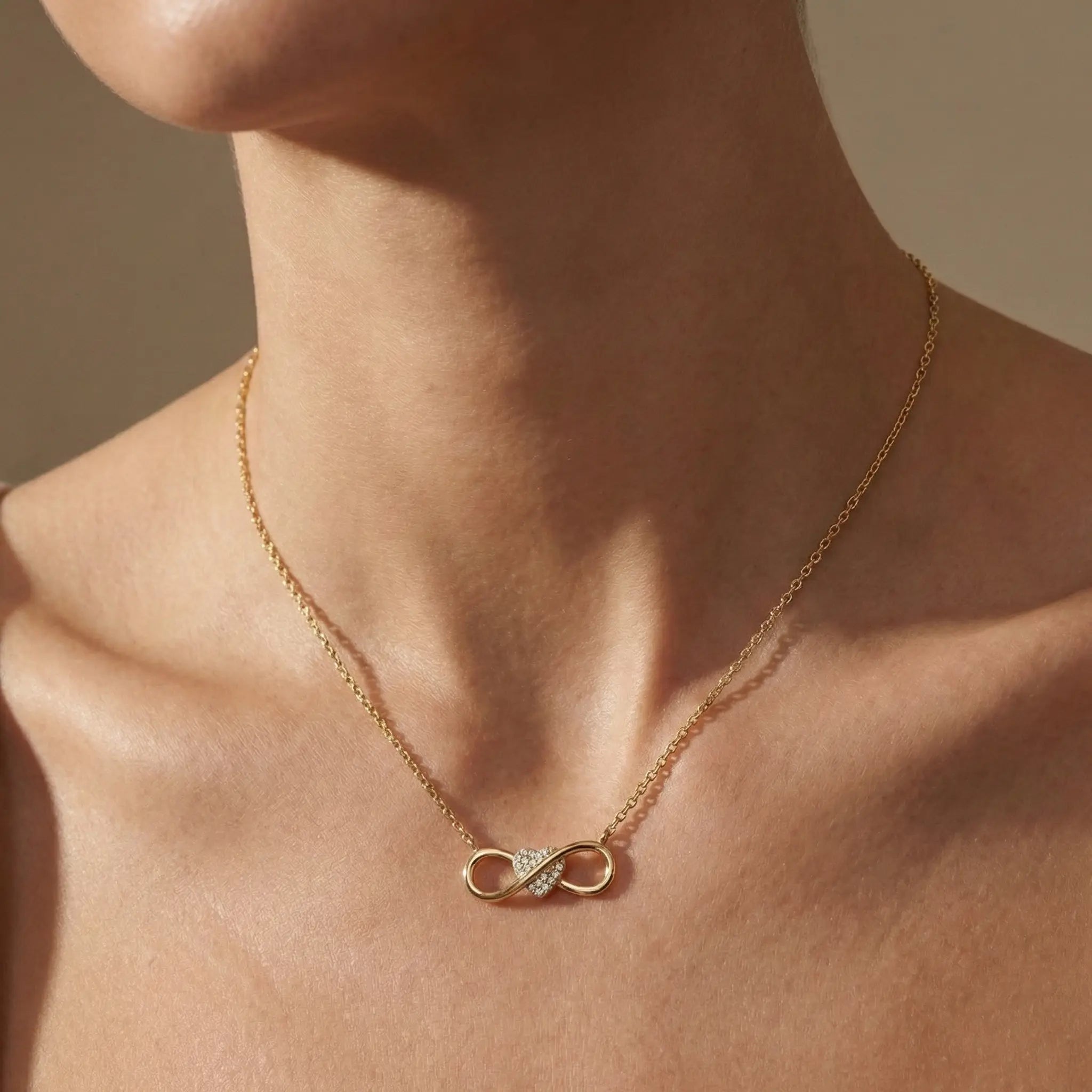 Infinity Amour – 375 Echtgold Kette mit Unendlichkeits - Herz und Zirkonia - Suzan GoldHalskette