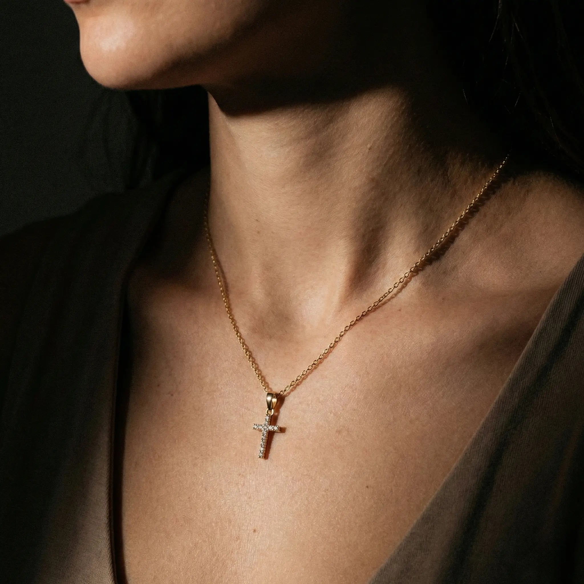 Lumicross Grace – 375 Echtgold Halskette mit Kreuzanhänger und Zirkonia - Suzan GoldHalskette