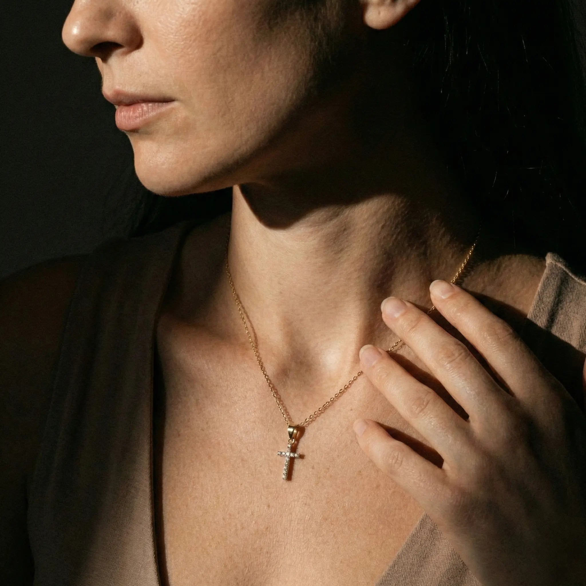 Lumicross Grace – 375 Echtgold Halskette mit Kreuzanhänger und Zirkonia - Suzan GoldHalskette