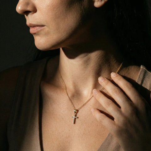 Lumicross Grace – 375 Echtgold Halskette mit Kreuzanhänger und Zirkonia - Suzan GoldHalskette