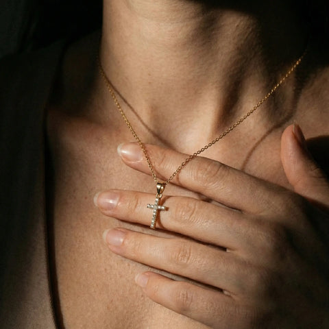 Lumicross Grace – 375 Echtgold Halskette mit Kreuzanhänger und Zirkonia - Suzan GoldHalskette