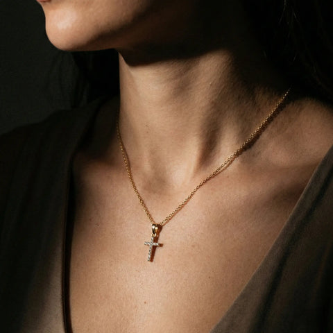 Lumicross Grace – 375 Echtgold Halskette mit Kreuzanhänger und Zirkonia - Suzan GoldHalskette