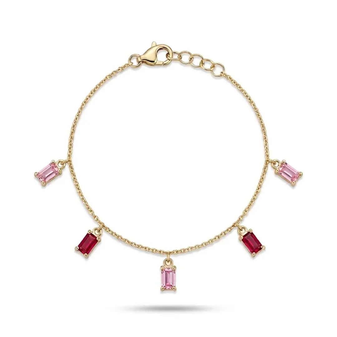Pink Ruby Charm Bracelet aus 925 Sterling Silber vergoldet mit Zirkonia, filigraner Schmuck für Damen, eleganter zeitloser Klassiker.