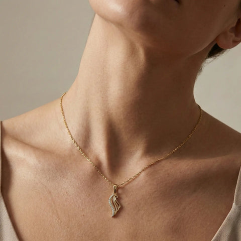 Aurelion Wing – 375 Echtgold Halskette mit Engelsflügel Anhänger & Zirkonia - Suzan GoldHalskette