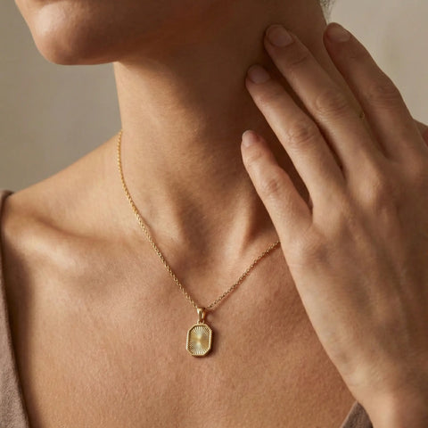 Solaris Ray – 375 Echtgold Kette mit graviertem rechteckigem Sonnenanhänger - Suzan GoldHalskette