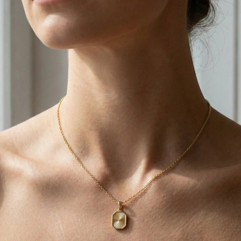 Solaris Ray – 375 Echtgold Kette mit graviertem rechteckigem Sonnenanhänger - Suzan GoldHalskette