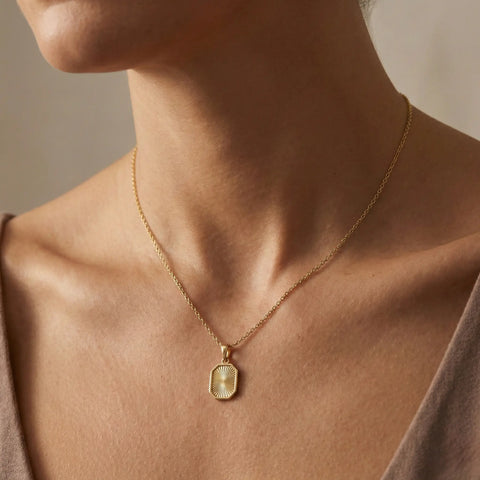 Solaris Ray – 375 Echtgold Kette mit graviertem rechteckigem Sonnenanhänger - Suzan GoldHalskette