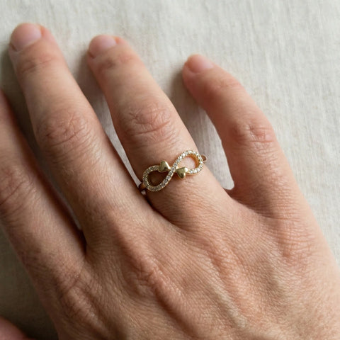 Infinity Amora – 375 Echtgold Ring mit Herz - Infinity - Motiv und Zirkonia - Suzan GoldRing