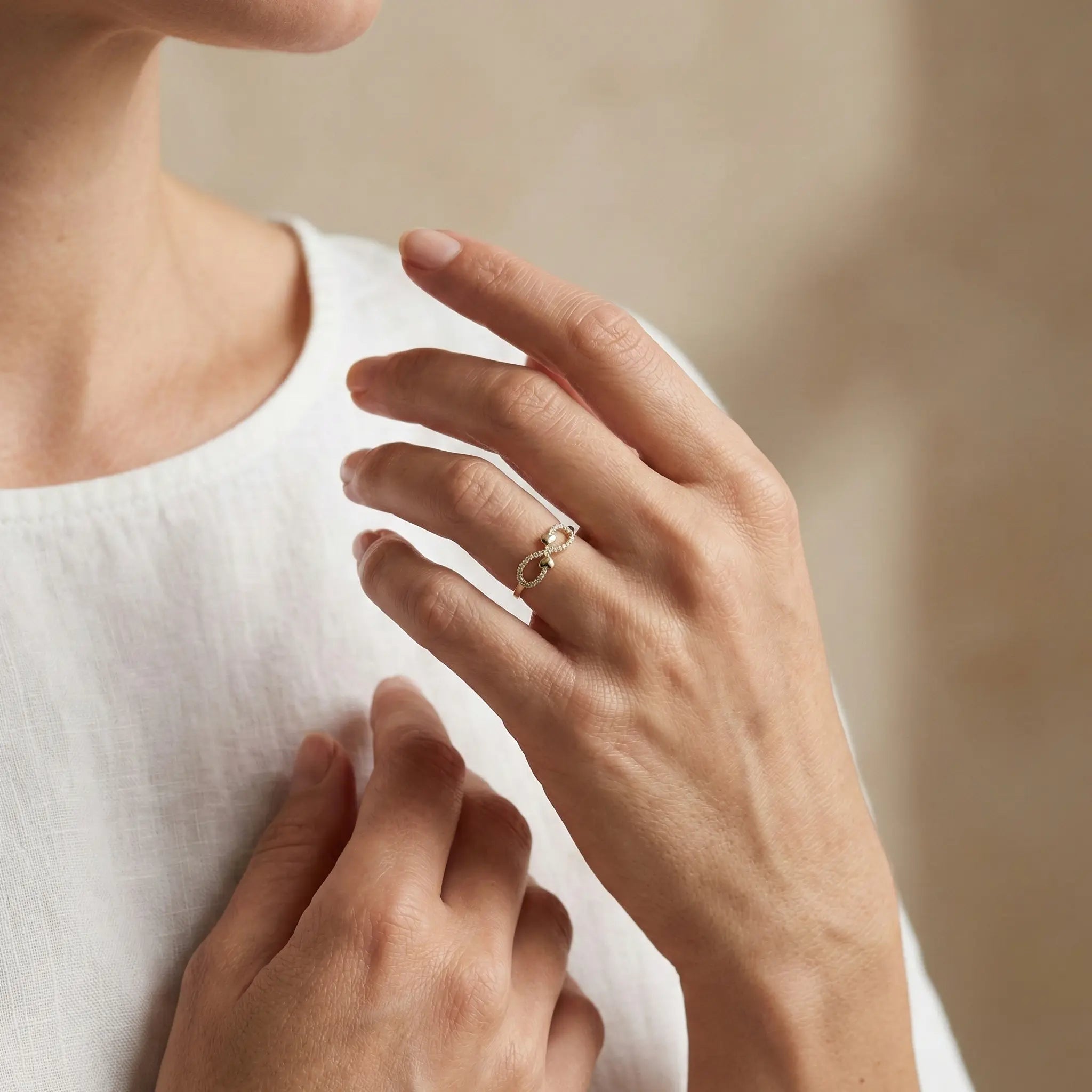 Infinity Amora – 375 Echtgold Ring mit Herz - Infinity - Motiv und Zirkonia - Suzan GoldRing