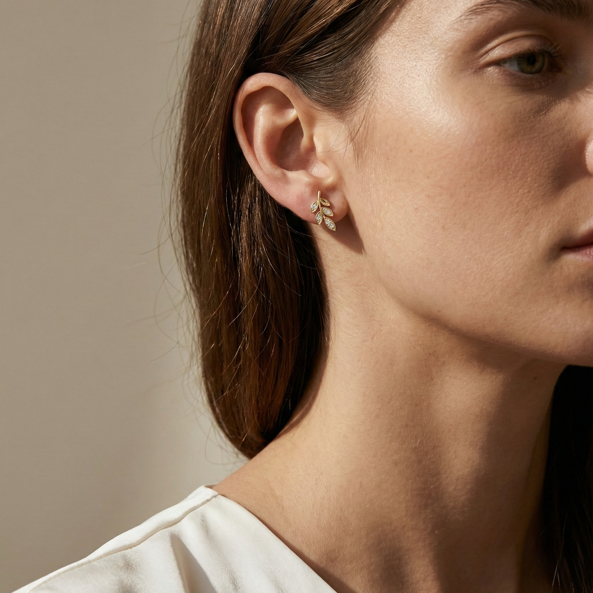 Floréva Spark – 375 Echtgold Ohrstecker mit Blattmotiv und Zirkonia