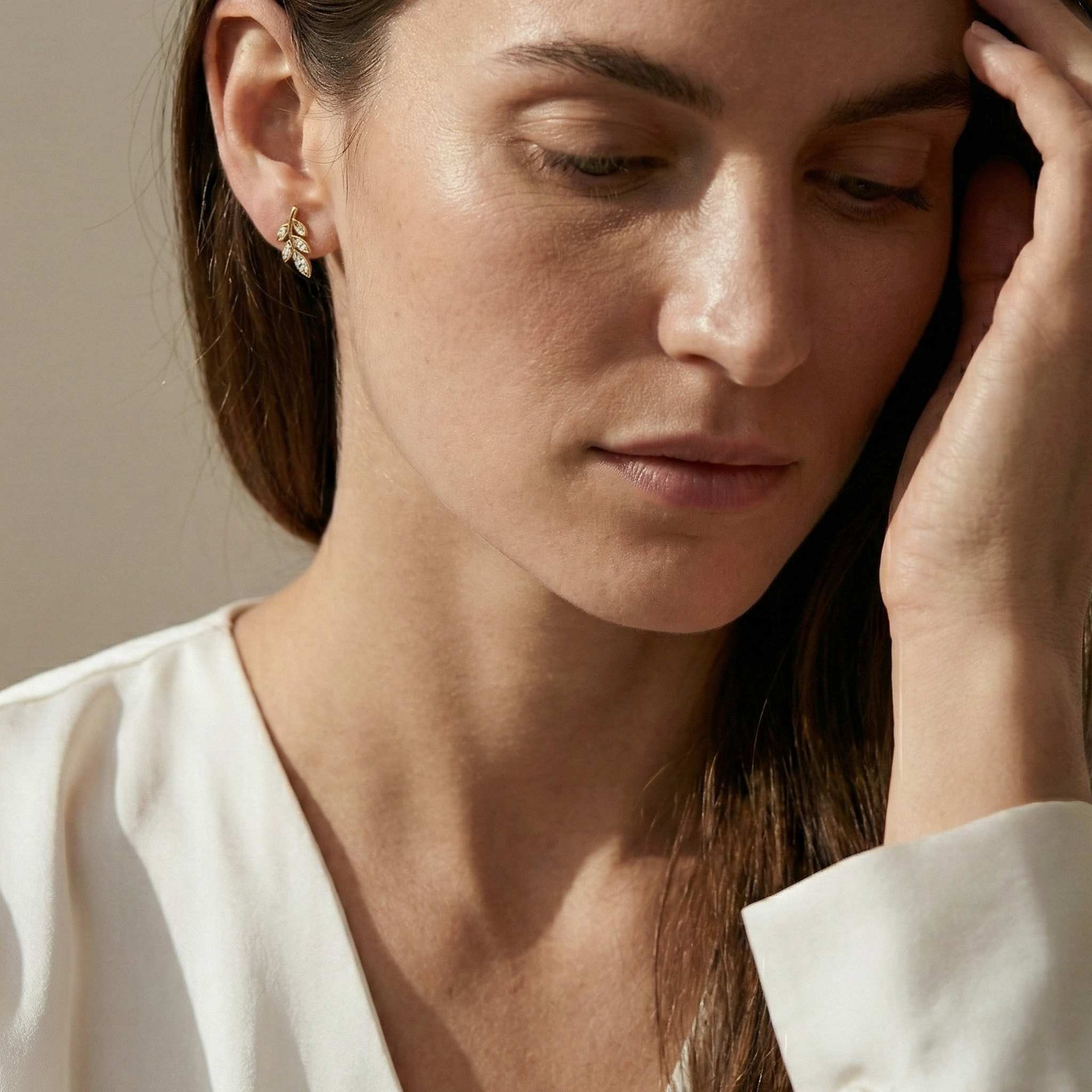 Floréva Spark – 375 Echtgold Ohrstecker mit Blattmotiv und Zirkonia