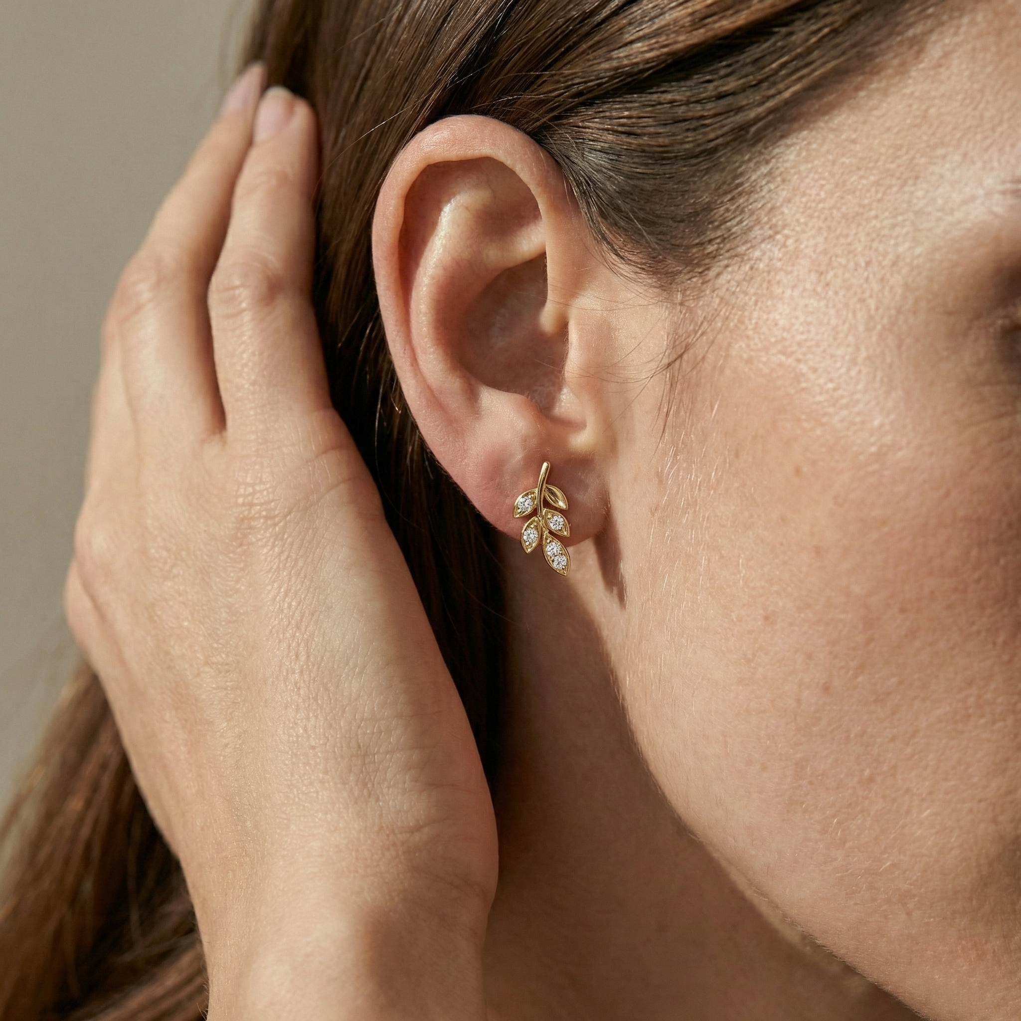 Floréva Spark – 375 Echtgold Ohrstecker mit Blattmotiv und Zirkonia