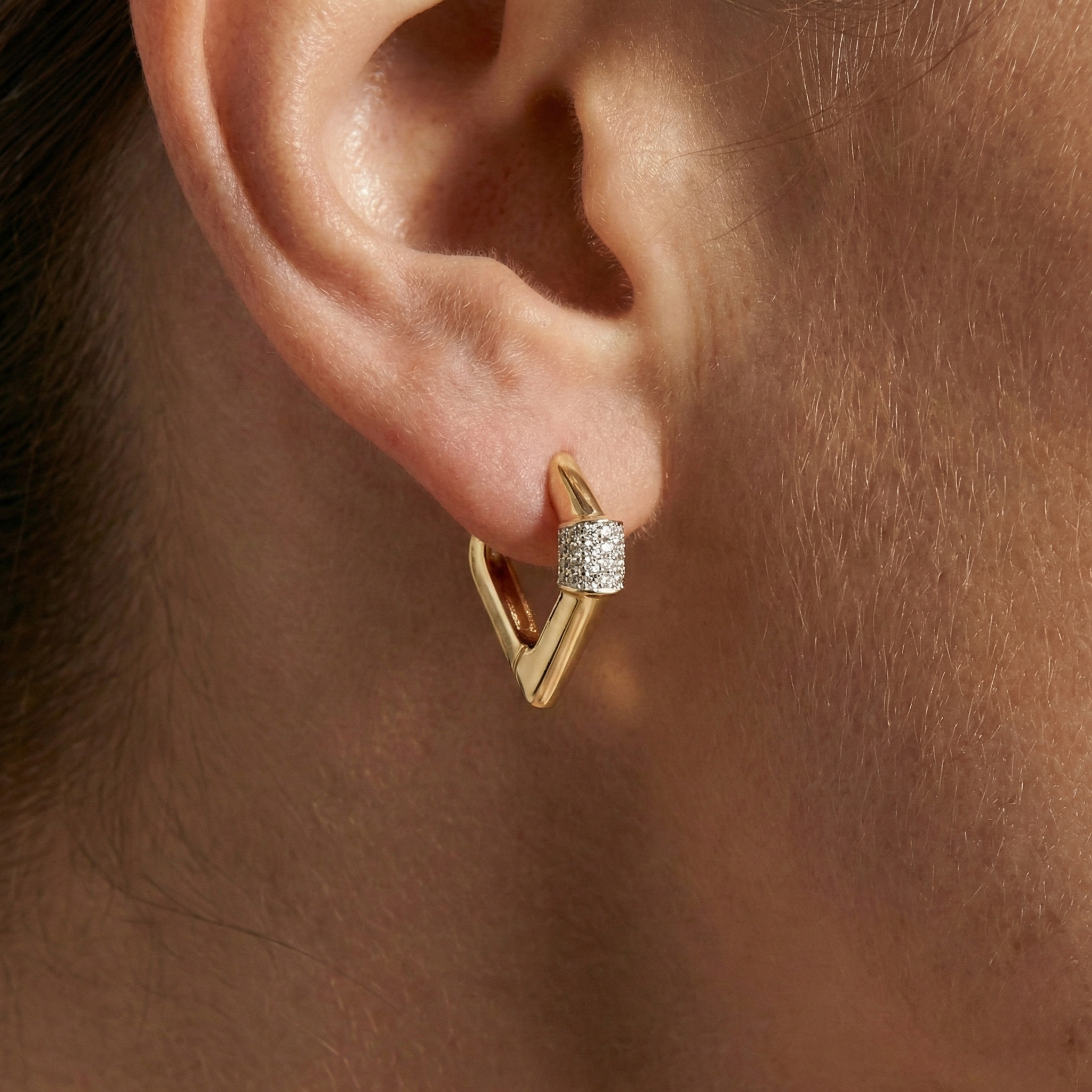 Aurexa Edge – 375 Echtgold Creolen mit Zirkonia Element