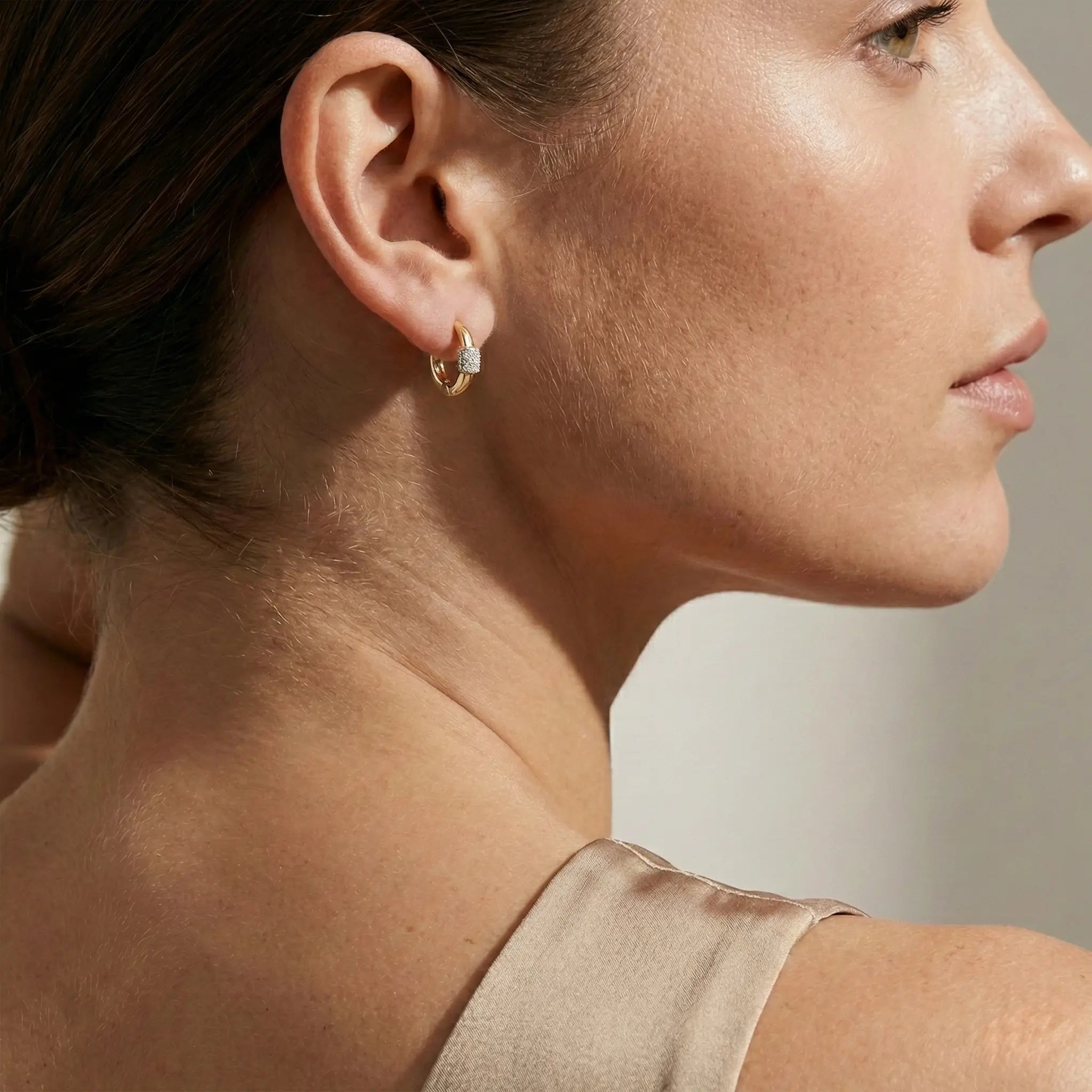 Lunara Bold – 375 Echtgold Creolen mit Zirkonia Element - Suzan GoldOhrringe