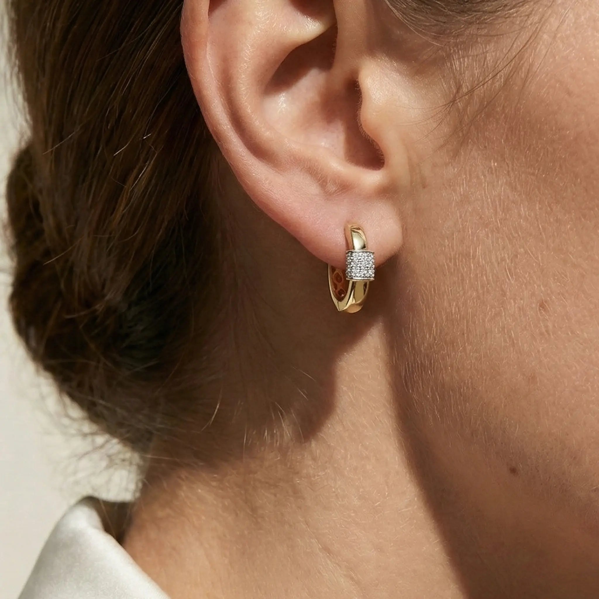 Lunara Bold – 375 Echtgold Creolen mit Zirkonia Element - Suzan GoldOhrringe