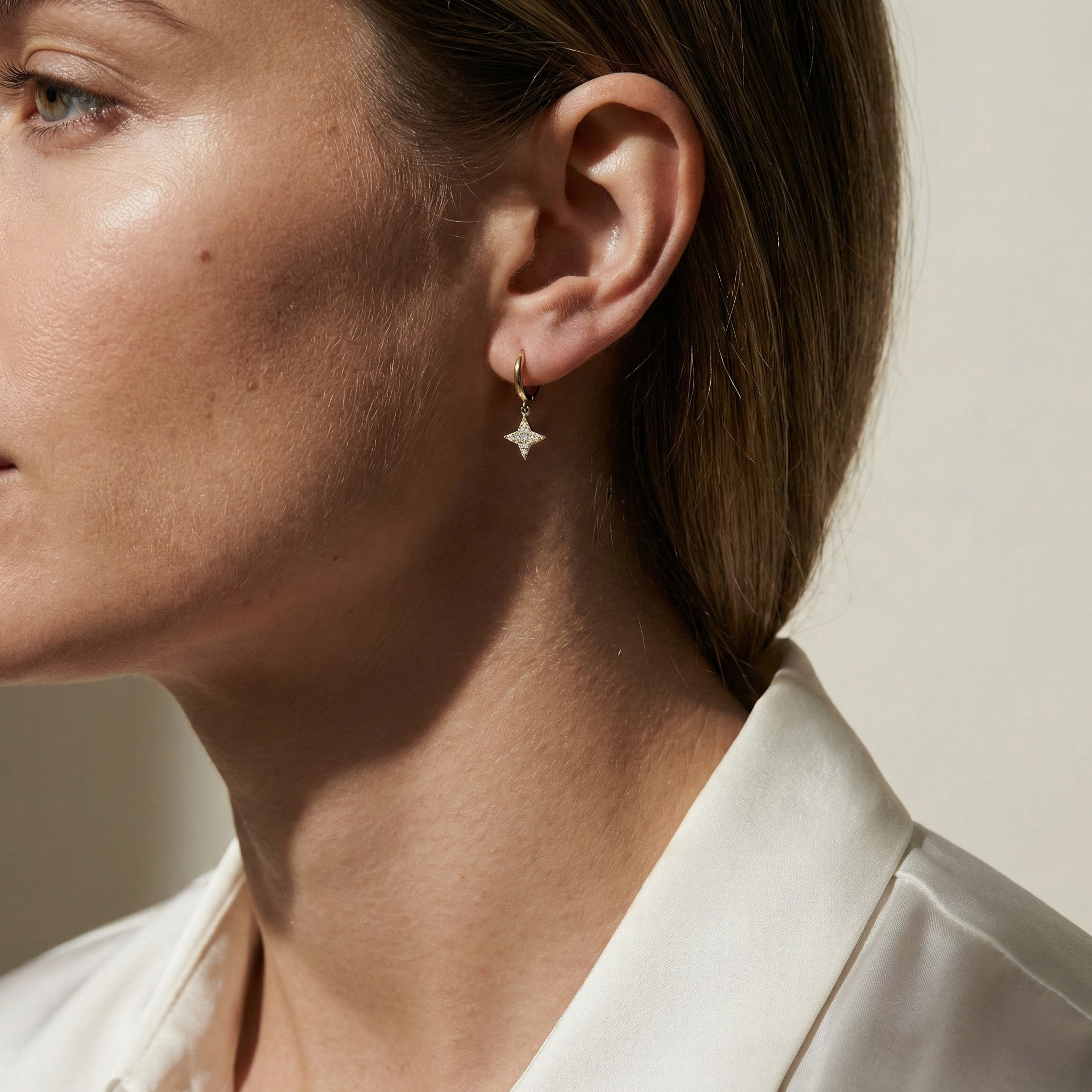 Stellara Shine – 375 Echtgold Creolen mit Sternanhänger