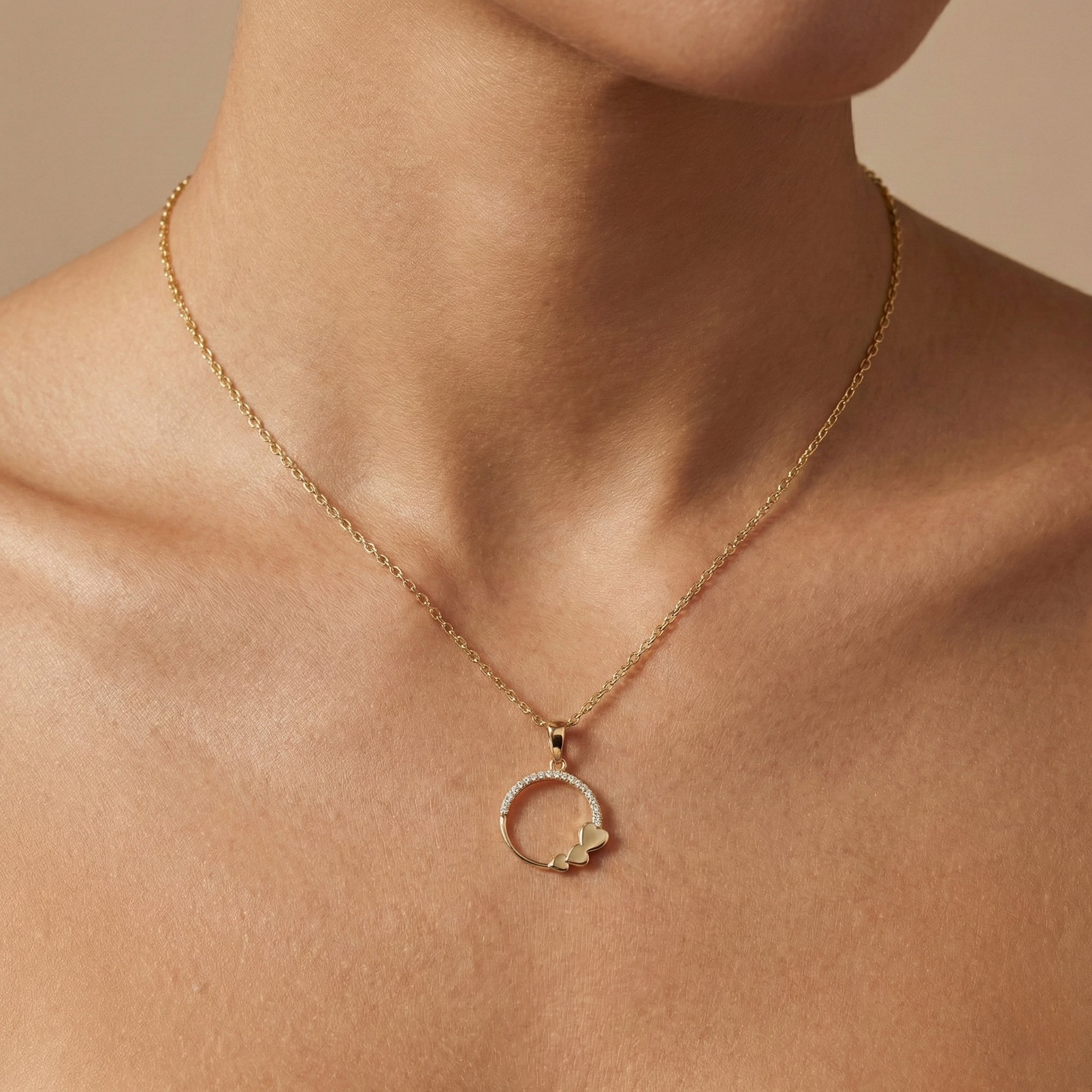 Amoria Halo – 375 Echtgold Halskette mit Herz-Kreisanhänger und Zirkonia