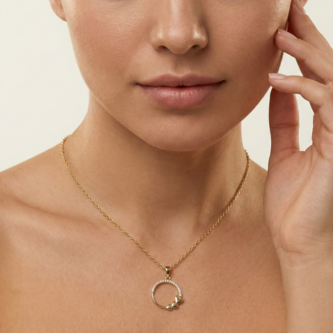 Amoria Halo – 375 Echtgold Halskette mit Herz-Kreisanhänger und Zirkonia