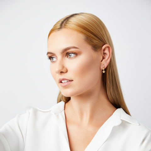 Starlight – Vergoldete Huggie-Creolen mit Stern-Anhänger aus 925 Silber