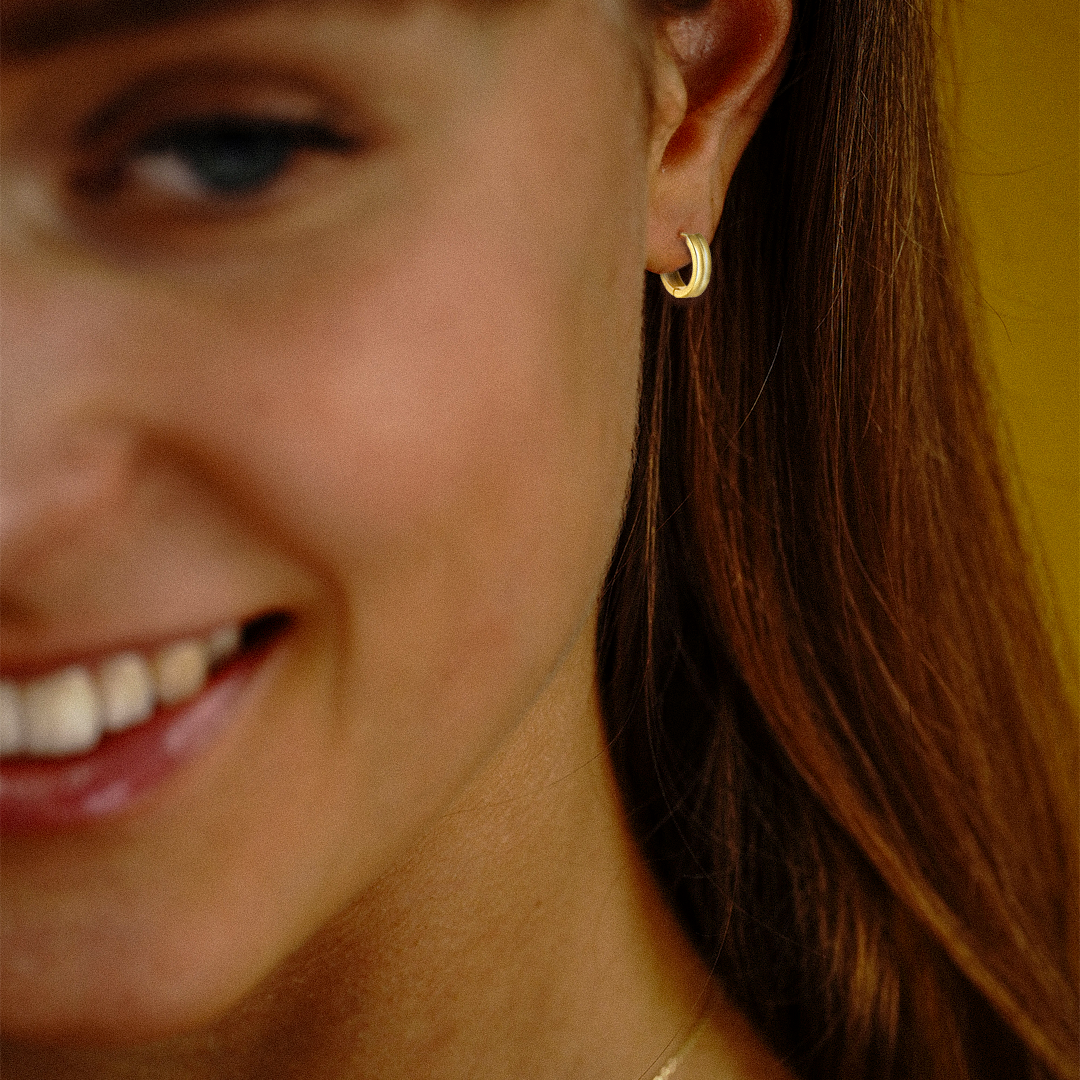 Glowline – Vergoldete Huggie-Creolen aus 925 Silber