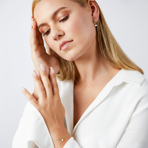 Pearl Whisper Charm – Echtgold Armband & Ohrringe mit Süßwasserperlen