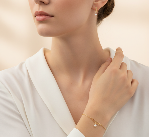 Pearl Whisper Charm – Echtgold Armband & Ohrringe mit Süßwasserperlen