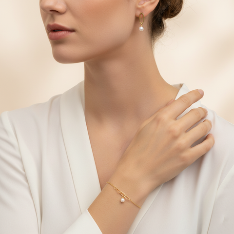 Pearl Whisper Charm – Echtgold Armband & Ohrringe mit Süßwasserperlen