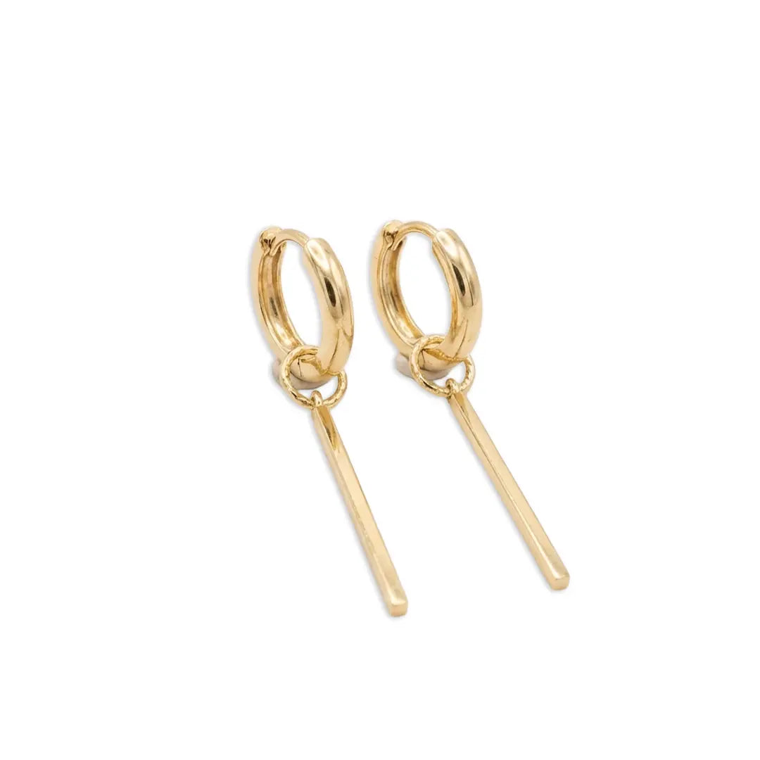 LineDropa Creolen 375 Echtgold elegante Goldohrringe mit modernem Anhänger minimalistische Huggie Hoops zeitloser Schmuck feine Statement Ohrringe Alltagsschmuck feminine Creolen Geschenk für sie moderner Goldschmuck