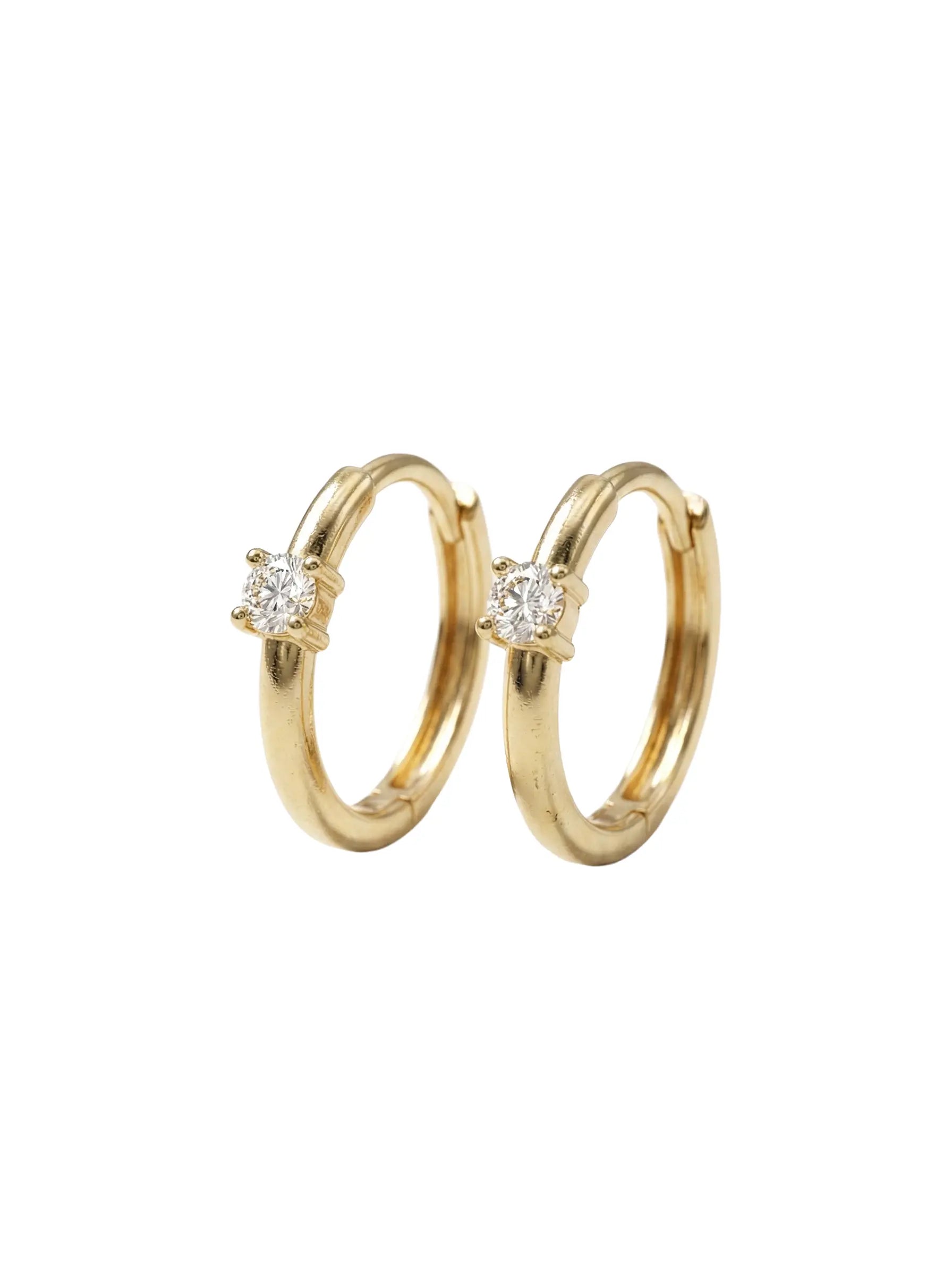 Solivette Spark Huggie 375 Echtgold elegante Goldcreolen mit Zirkonia minimalistische Huggie Ohrringe zeitloser Schmuck funkelnde Creolen feine Goldohrringe Alltagsschmuck Geschenk für sie moderner Goldschmuck