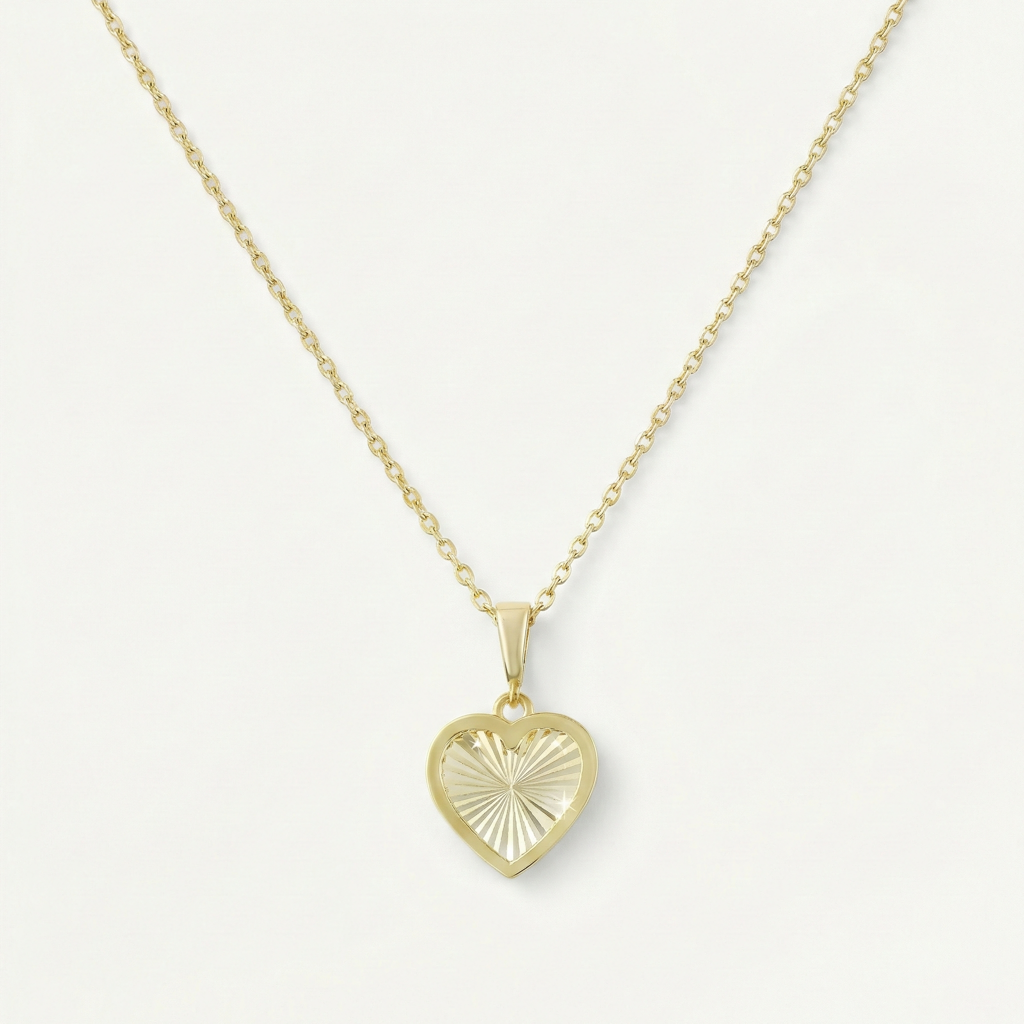 Radiant Heart – 375 Echtgold Halskette mit facettiertem Herz Anhänger