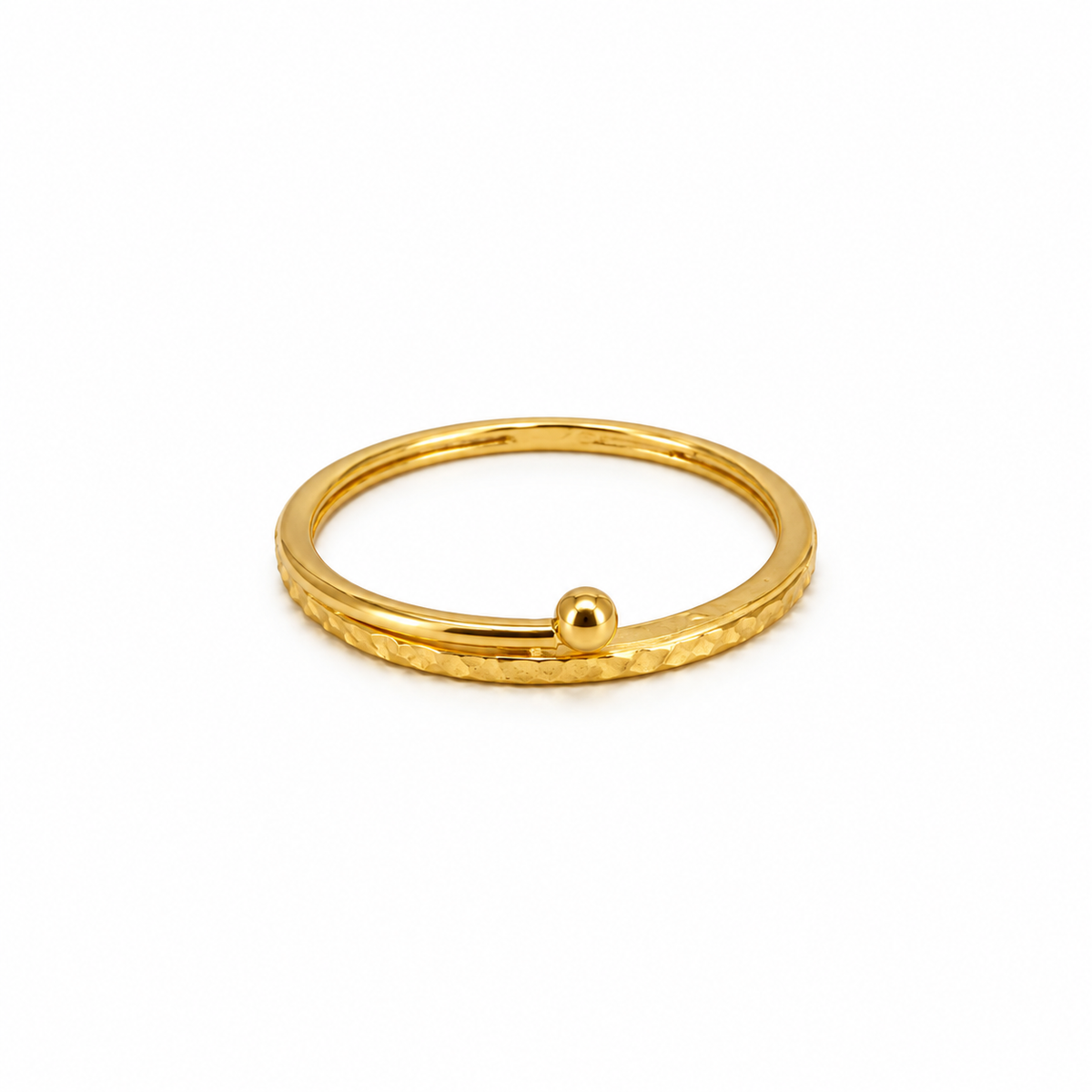 Hammered Bead Ring aus 750 Gold mit strukturierter Schiene und Kugel