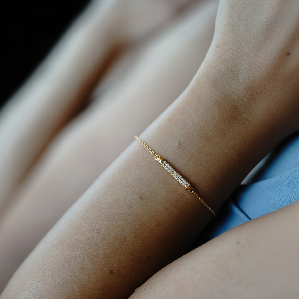 GlimmerBar – Zartes vergoldetes Armband mit Zirkonia-Zylinder