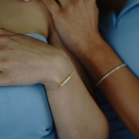 GlimmerBar – Zartes vergoldetes Armband mit Zirkonia-Zylinder