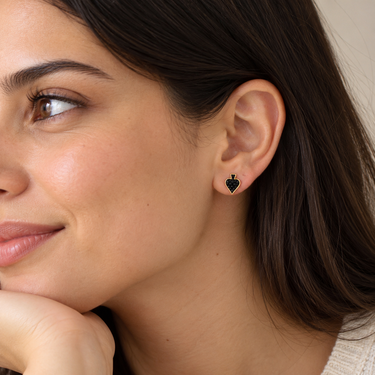 Spade Stud Earrings 925 Sterling Silber – Elegante Ohrstecker mit tiefschwarzem Pik-Anhänger-Design (vergoldet)