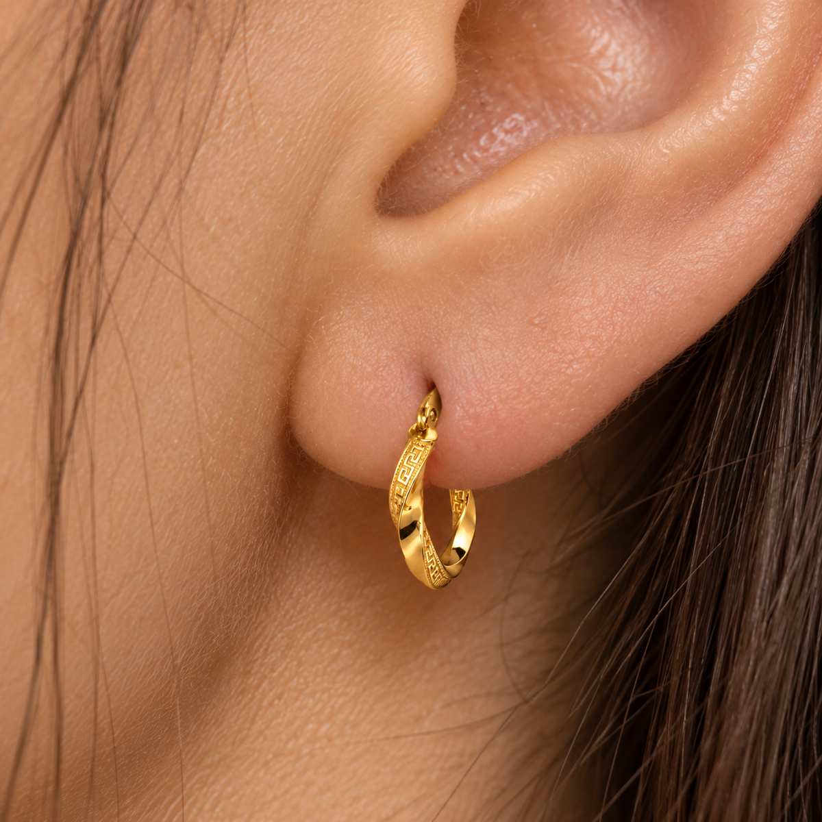 Greek Key Twist – Gedrehte Creolen mit Mäander-Muster aus 750 Gold