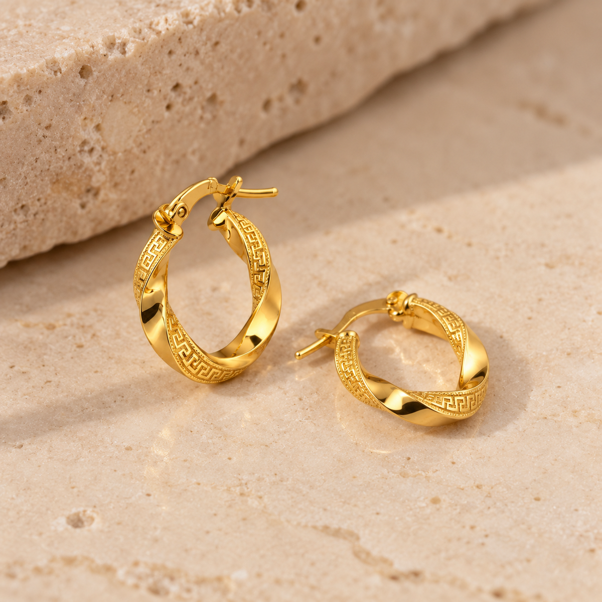 Greek Key Twist – Gedrehte Creolen mit Mäander-Muster aus 750 Gold