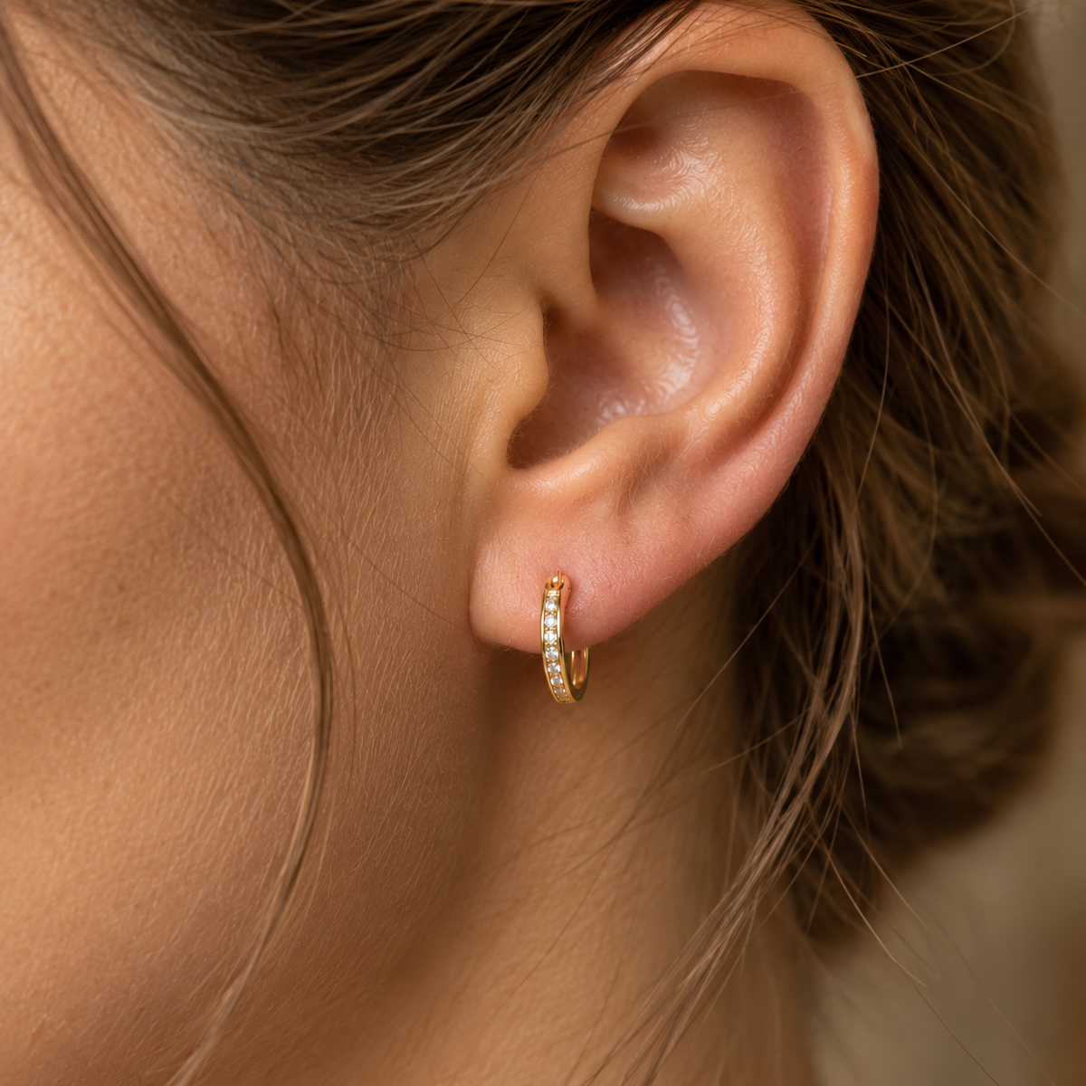 Channel Sparkle Hoop – Creolen mit Zirkonia in Kanalfassung aus 750 Gold