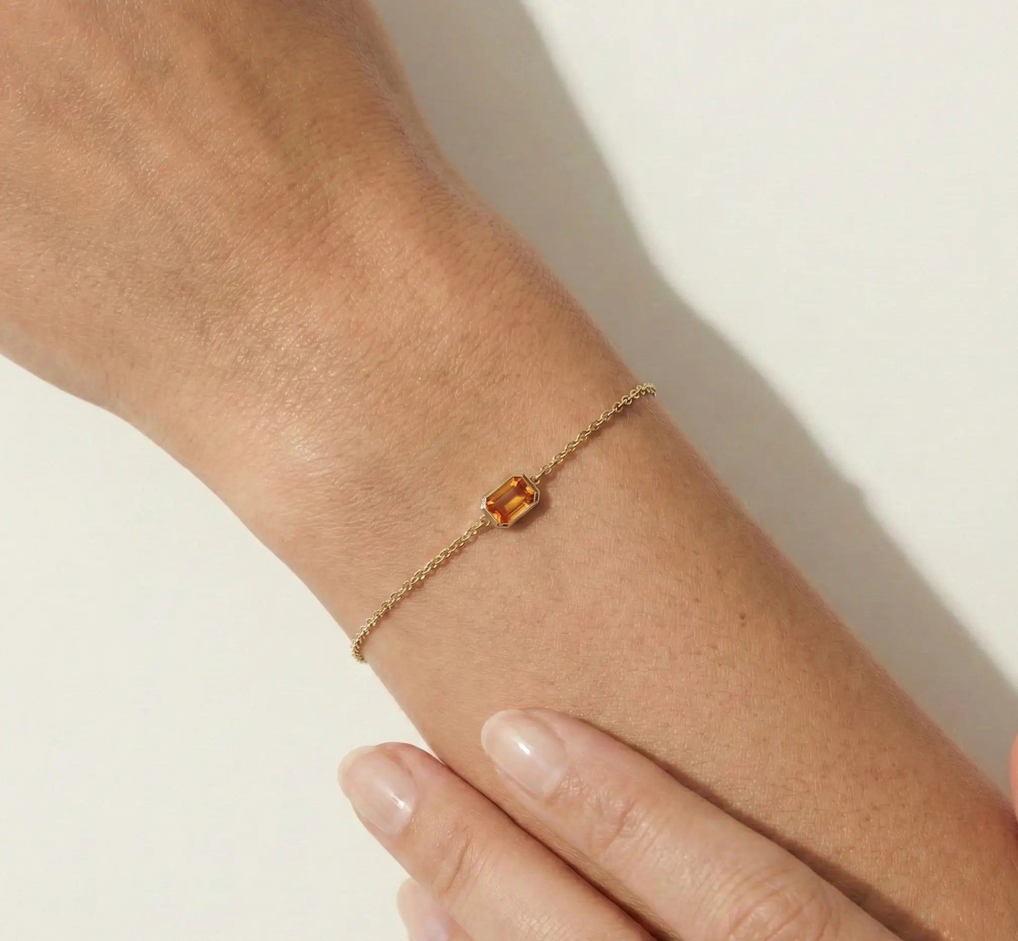 Aurielle Spark – 375 Echtgold Armband mit rechteckigem Zirkonia Anhänger - Suzan GoldArmbänder