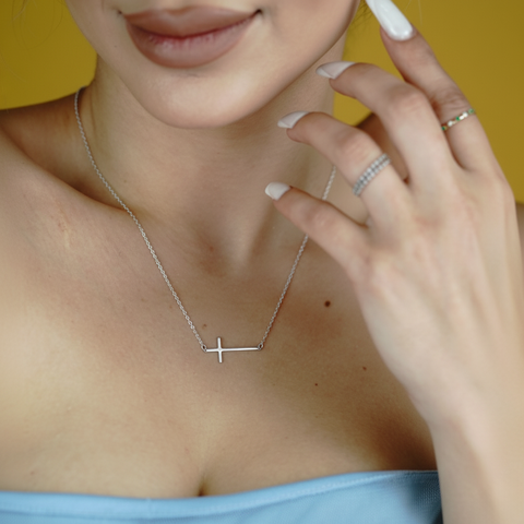 Faithline – Kreuzkette aus 925er Silber, seitlich getragen & modern