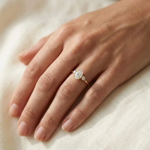 Oval Aurora – Ring mit ovalem Zirkonia-Solitär und Seitensteinen aus 585 Gold Suzan Gold
