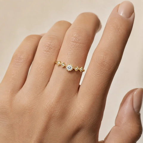 Kite Halo – Ring mit rundem Zirkonia und Kite-Akzenten aus 585 Gold Suzan Gold