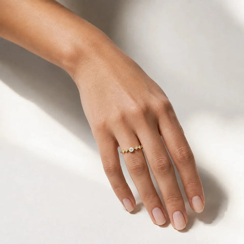 Kite Halo – Ring mit rundem Zirkonia und Kite-Akzenten aus 585 Gold Suzan Gold