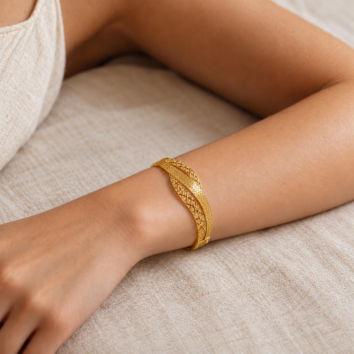 Wave Bangle – Armreif mit geschwungenem Filigran-Design aus 750 Gold